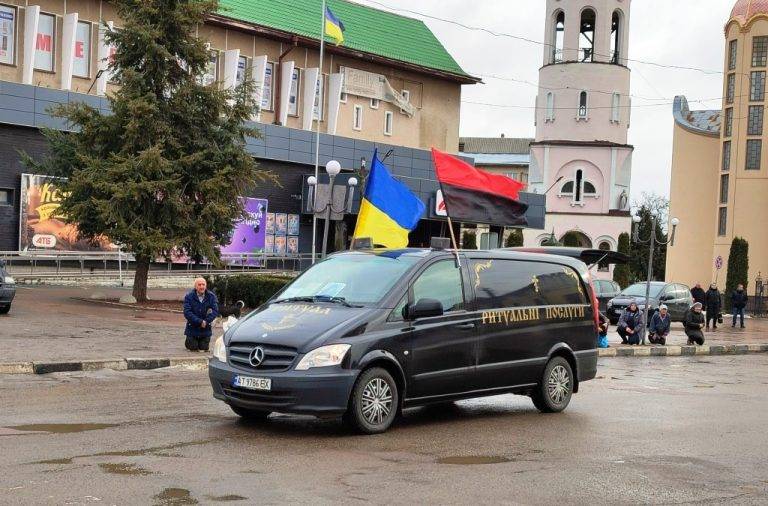 На Тлумаччині попрощалися із захисником Іваном Ленчуком