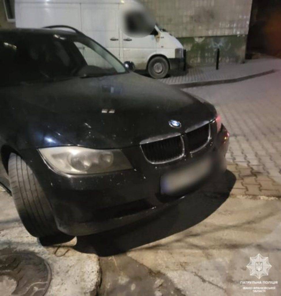 Франківські патрульні зупинили нетверезого водія з наркотиками