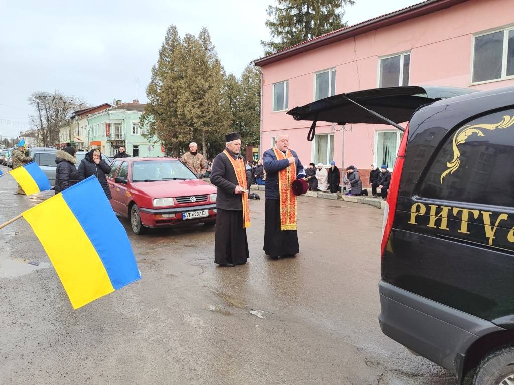 На Тлумаччині попрощалися із захисником Іваном Ленчуком