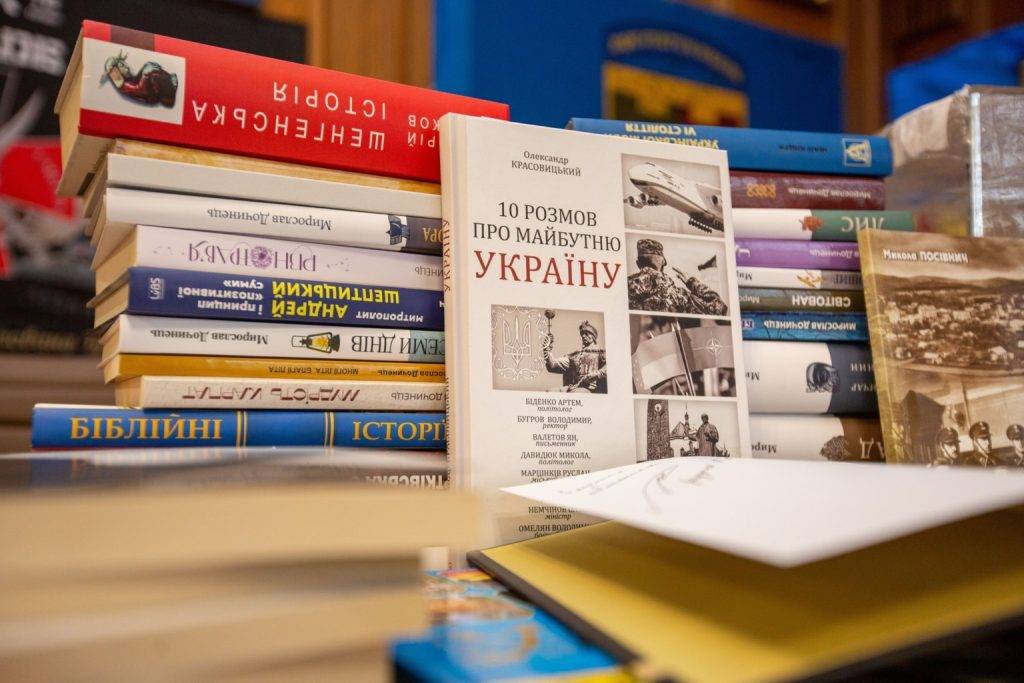 Руслан Марцінків продає книжки за донати