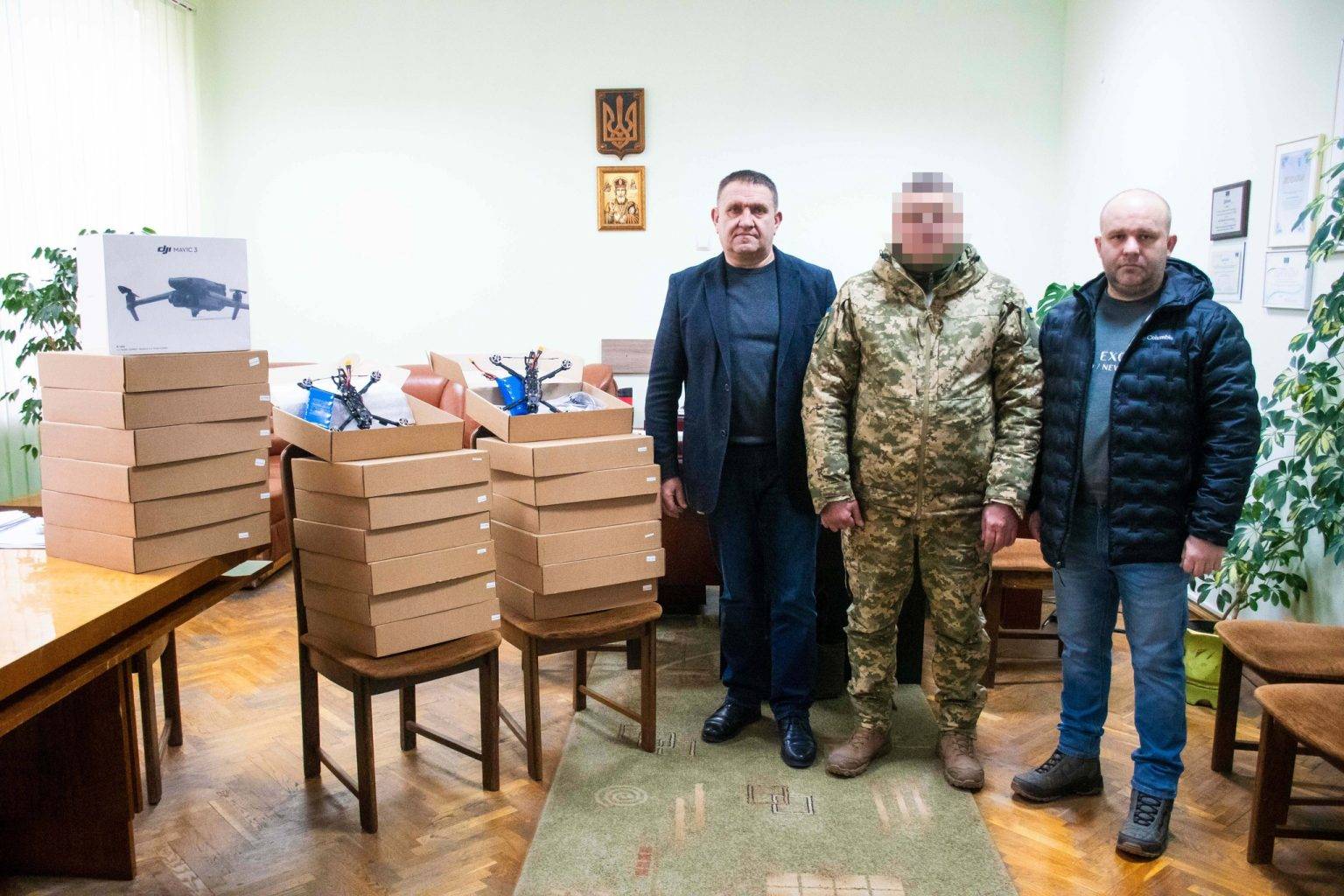 Франківська громада передала захисникам України мавік та 20 FPV-дронів