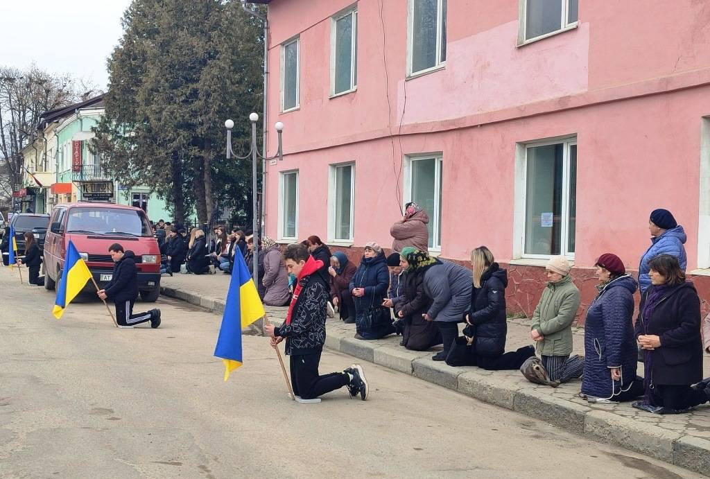 Мешканці Тлумаччини на колінах зустріли загиблого захисника Мирослава Кулика