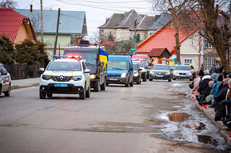 Прикарпатці на колінах зустріли полеглого воїна Юрія Мердуха ФОТО