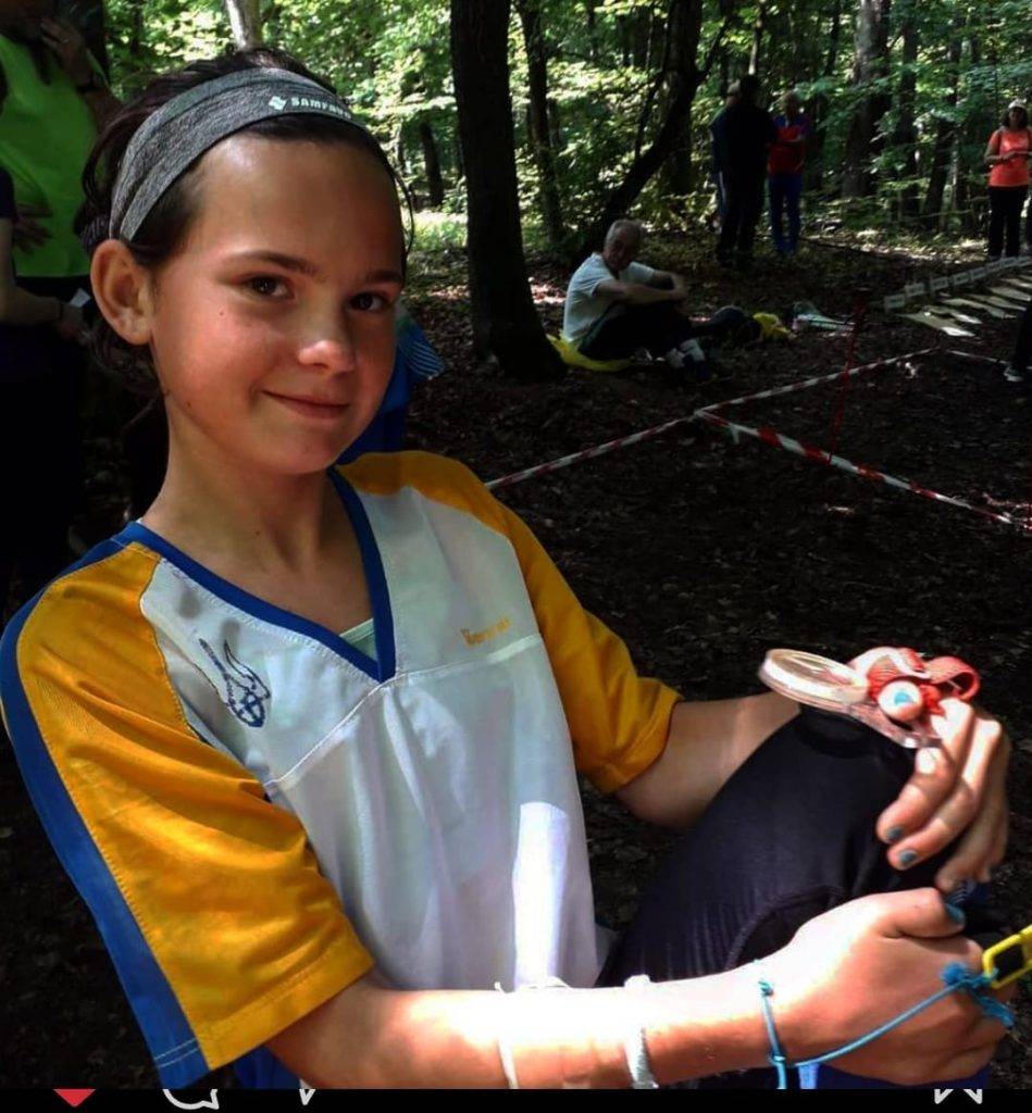 Плете брелоки, щоб потрапити на Чемпіонат Європи: історія юної калуської спортивної орієнтувальниці