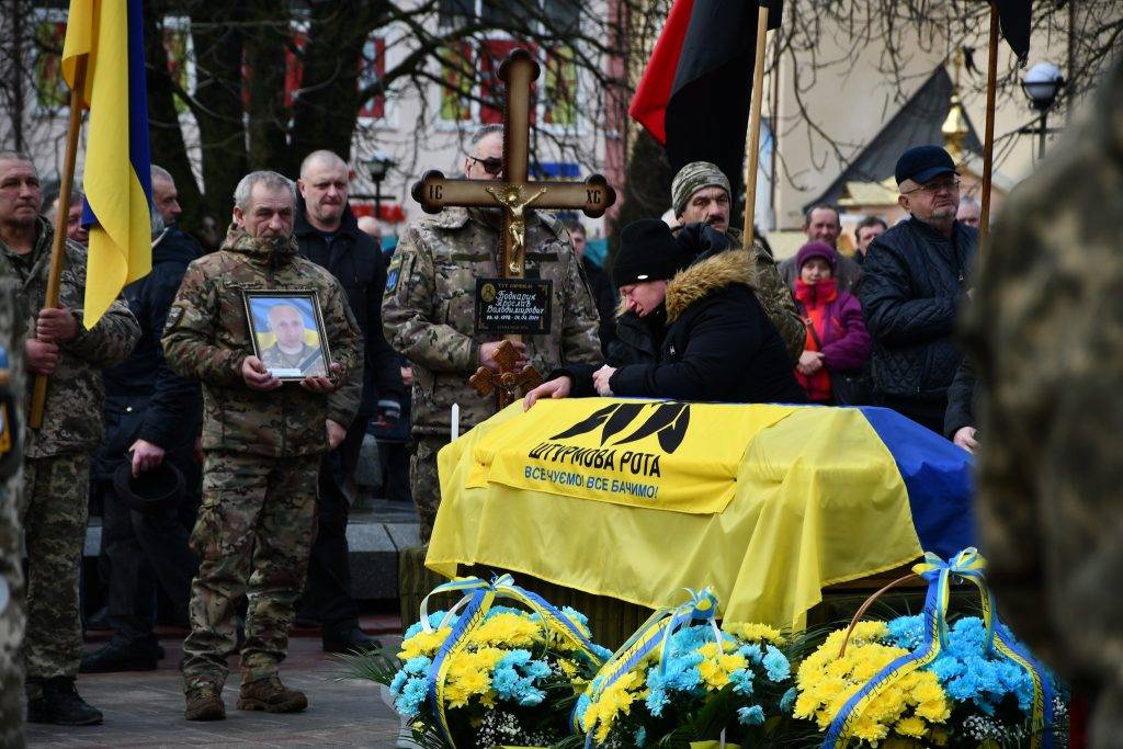В Рогатині на колінах зустріли тіло загиблого Героя Ярослава Боднарчука. ФОТО