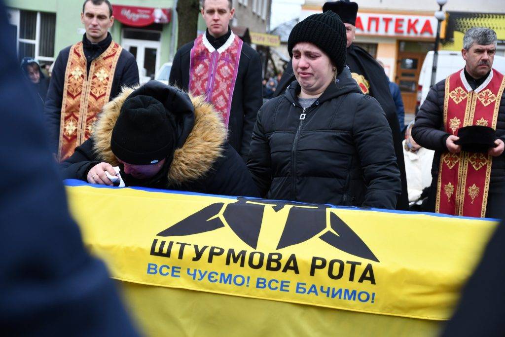 В Рогатині на колінах зустріли тіло загиблого Героя Ярослава Боднарчука. ФОТО