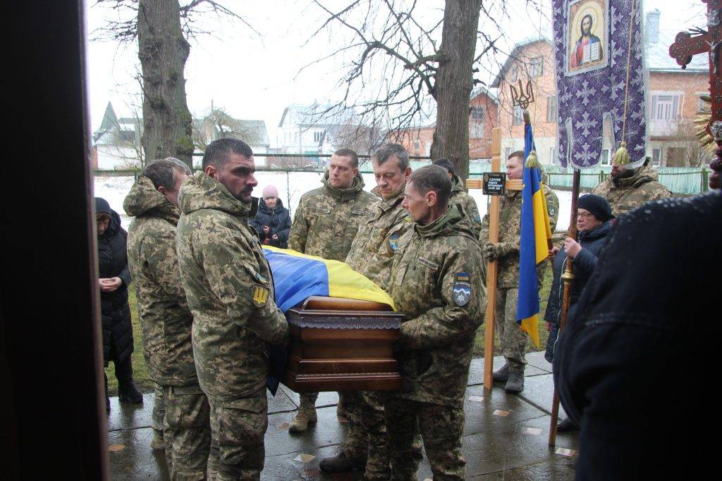 У Івано-Франківській громаді попрощалися із полеглим захисником Романом Свораком