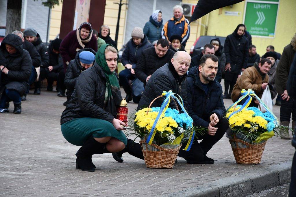 В Рогатині на колінах зустріли тіло загиблого Героя Ярослава Боднарчука. ФОТО