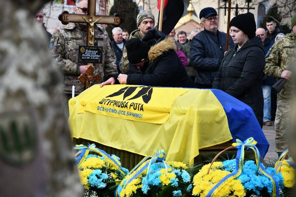 В Рогатині на колінах зустріли тіло загиблого Героя Ярослава Боднарчука. ФОТО