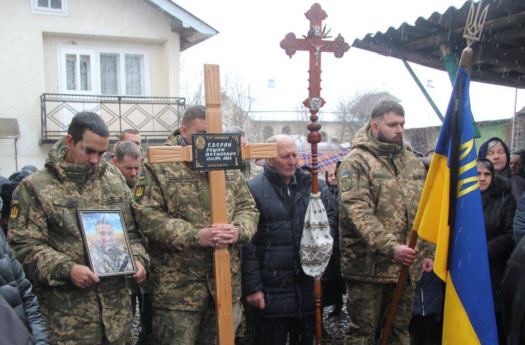 У Івано-Франківській громаді попрощалися із полеглим захисником Романом Свораком