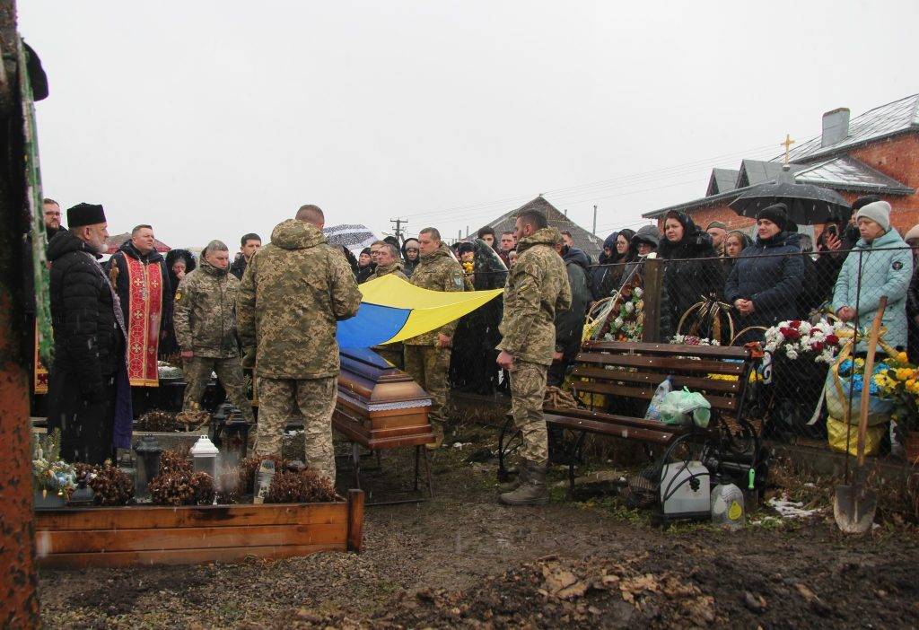 У Івано-Франківській громаді попрощалися із полеглим захисником Романом Свораком