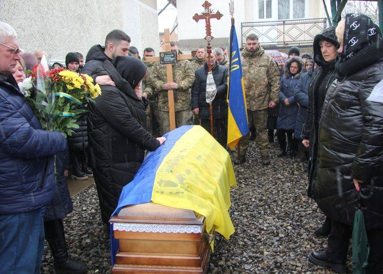 У Івано-Франківській громаді попрощалися із полеглим захисником Романом Свораком