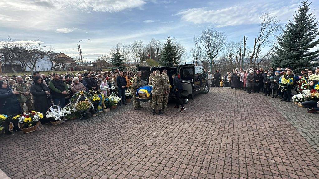 У Надвірній провели в останню путь 23-річного Героя Романа Попадинця