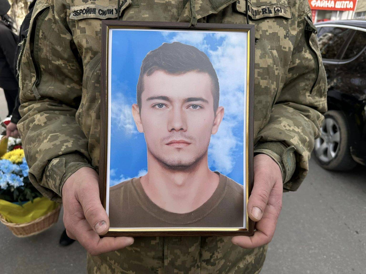 У Надвірній провели в останню путь 23-річного Героя Романа Попадинця