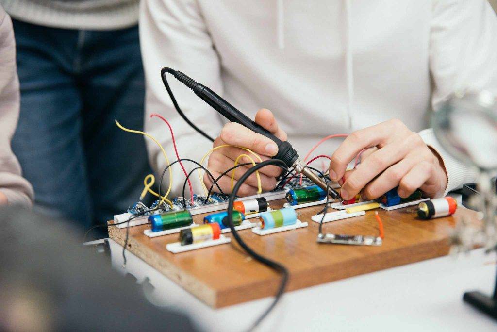 Франківські студенти з акумуляторів електронних сигарет роблять павербанки для ЗСУ,університет короля данила,павербанки для ЗСУ