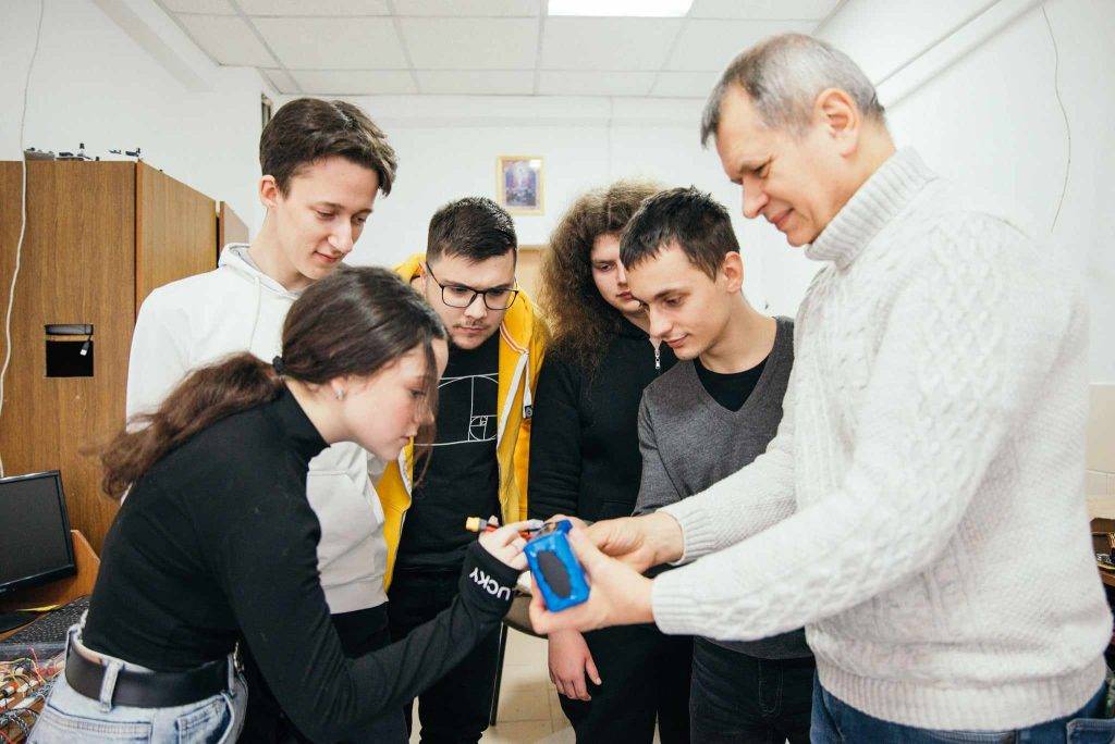 Франківські студенти з акумуляторів електронних сигарет роблять павербанки для ЗСУ