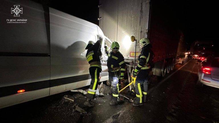 На Прикарпатті внаслідок ДТП чоловіка затисло у салоні авто