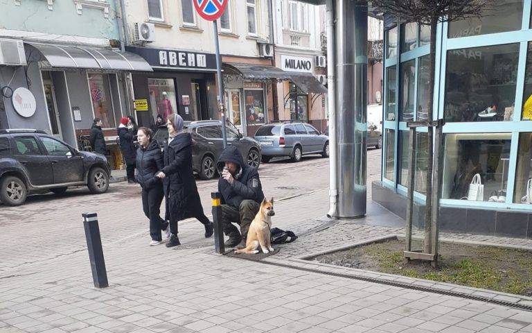 Мережу збурила історія ветерана АТО, який жебракує у Франківську. ФОТО