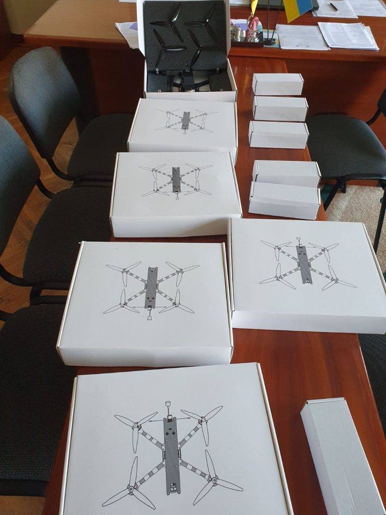 Рожнятівська громада відправила військовим на фронт 10 FPV-дронів