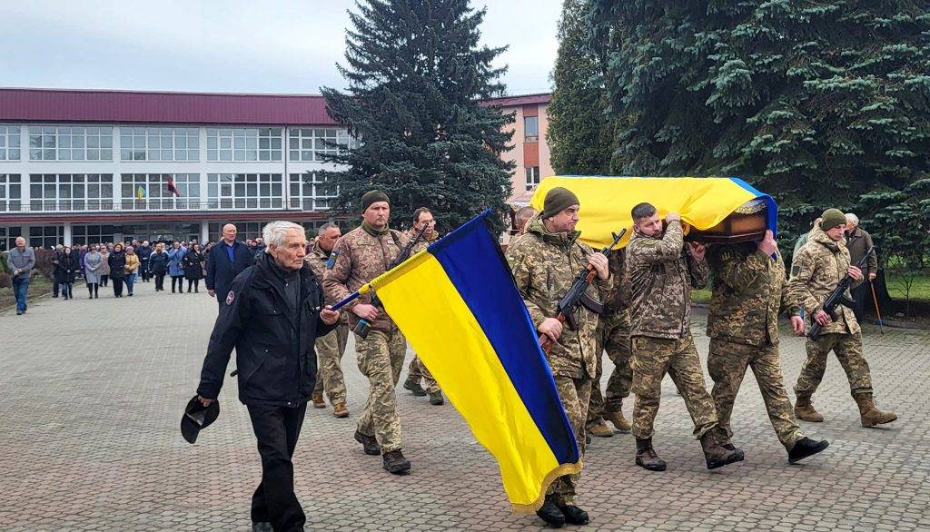 Бурштинська громада зі сльозами на очах попрощалася із Героєм Дмитром Крамаренком