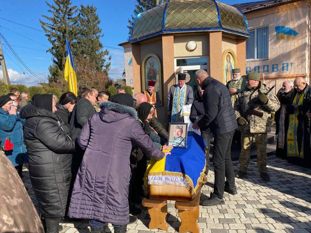 Городенківська громада на колінах зустріла загиблого Героя Василя Рашковецького