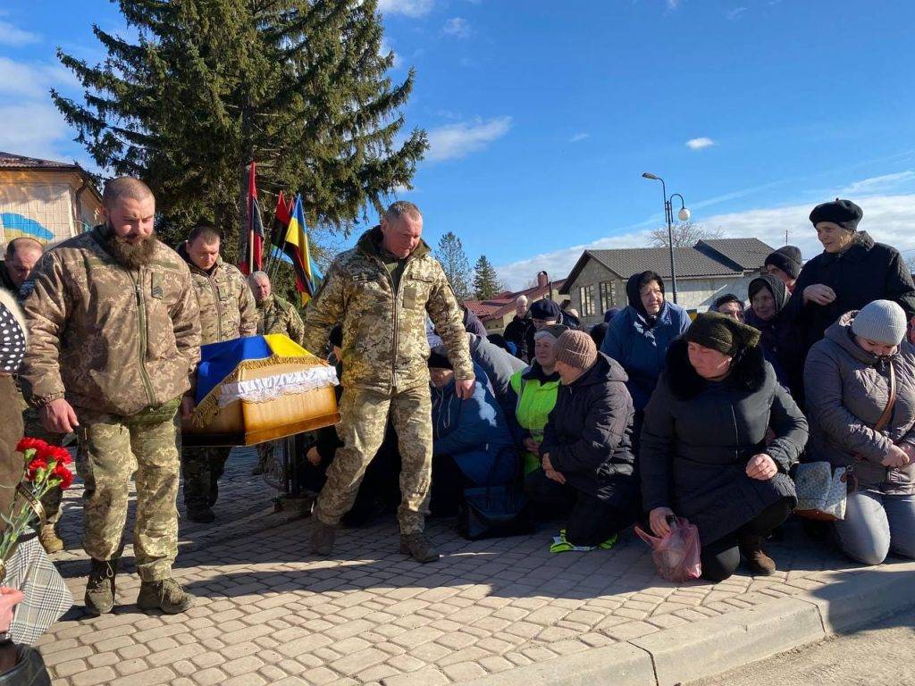 Городенківська громада на колінах зустріла загиблого Героя Василя Рашковецького