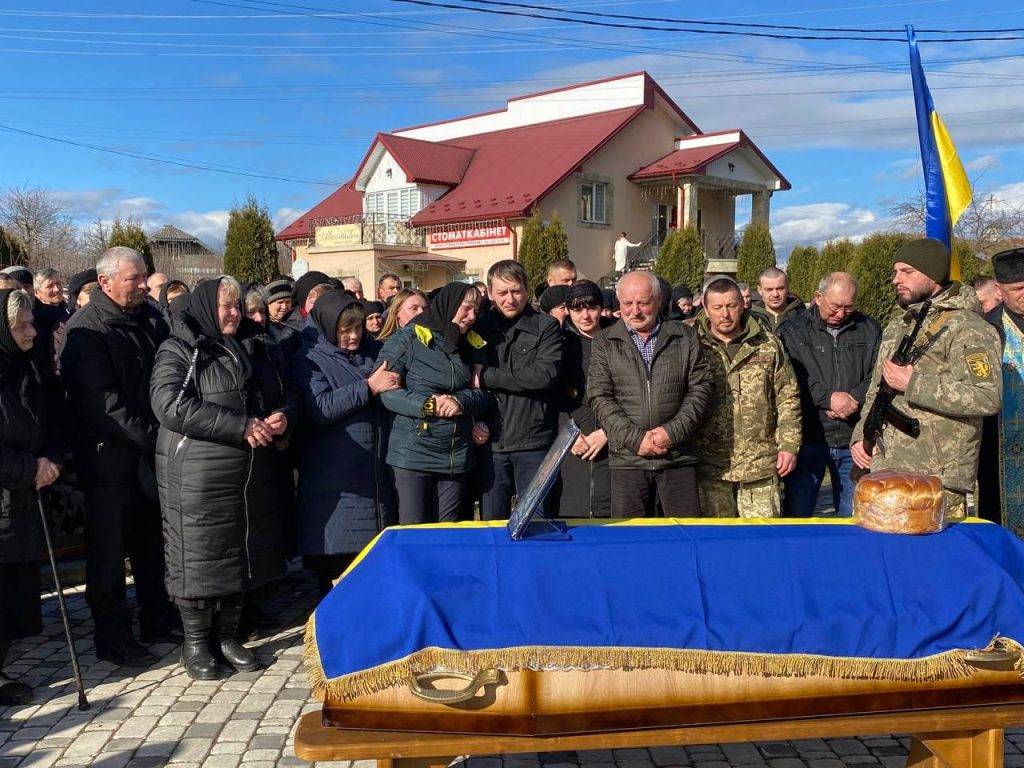 Городенківська громада на колінах зустріла загиблого Героя Василя Рашковецького