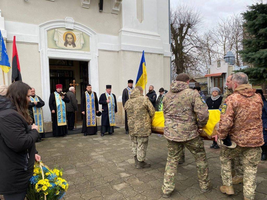 У Городенці провели в останню дорогу бійця Василя Рашковецького