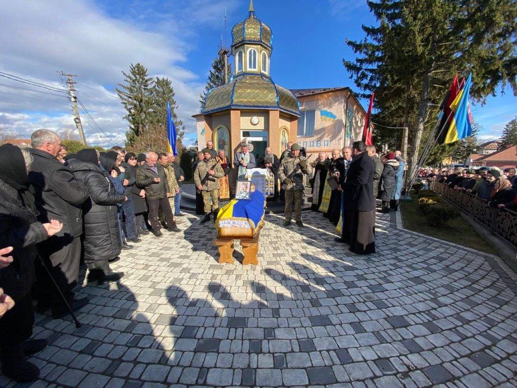 Городенківська громада на колінах зустріла загиблого Героя Василя Рашковецького