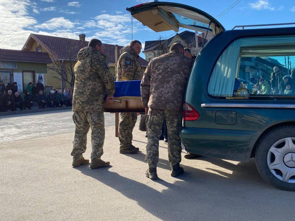 Городенківська громада на колінах зустріла загиблого Героя Василя Рашковецького