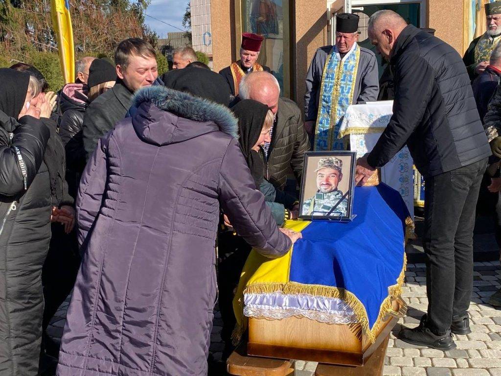 Городенківська громада на колінах зустріла загиблого Героя Василя Рашковецького