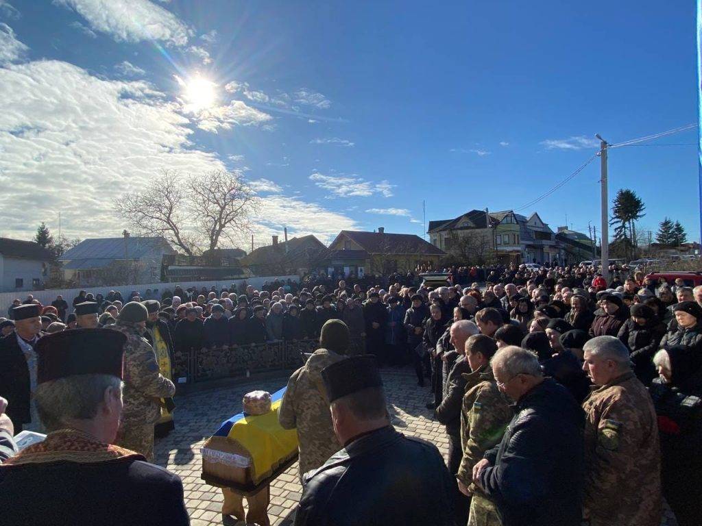 Городенківська громада на колінах зустріла загиблого Героя Василя Рашковецького