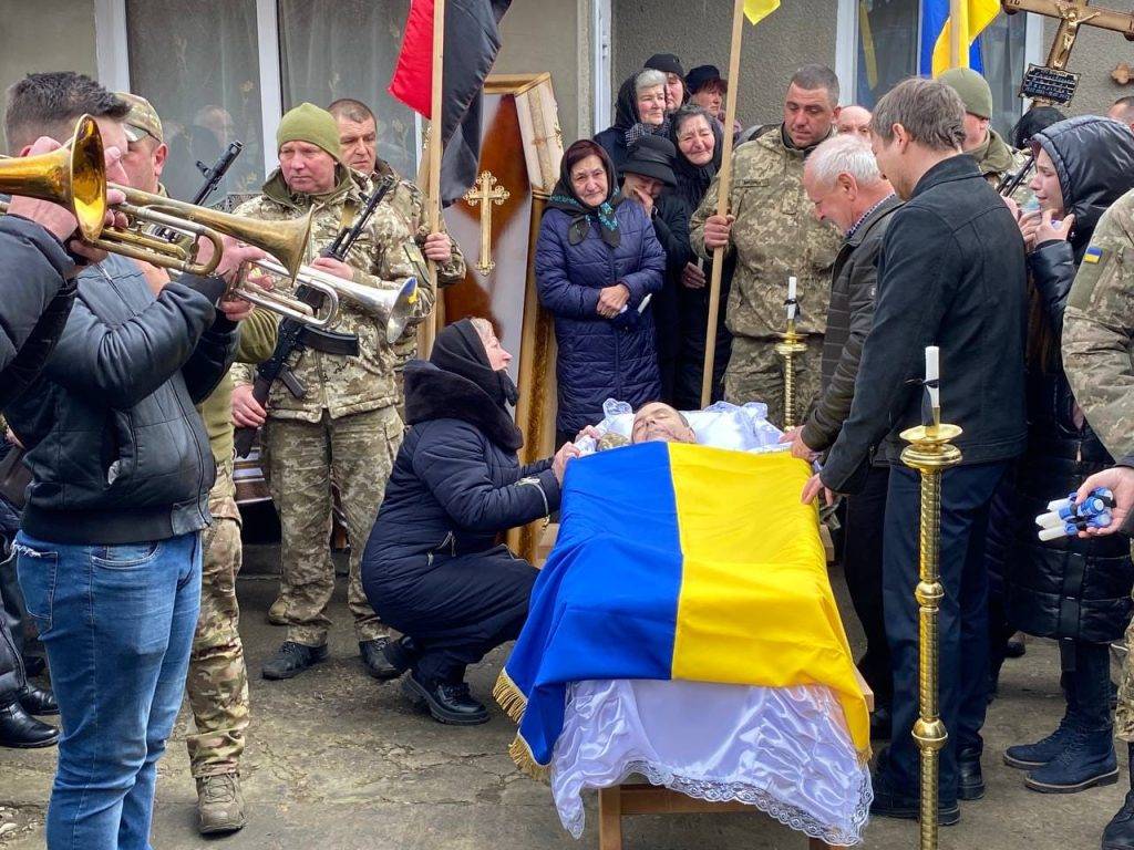 У Городенці провели в останню дорогу бійця Василя Рашковецького