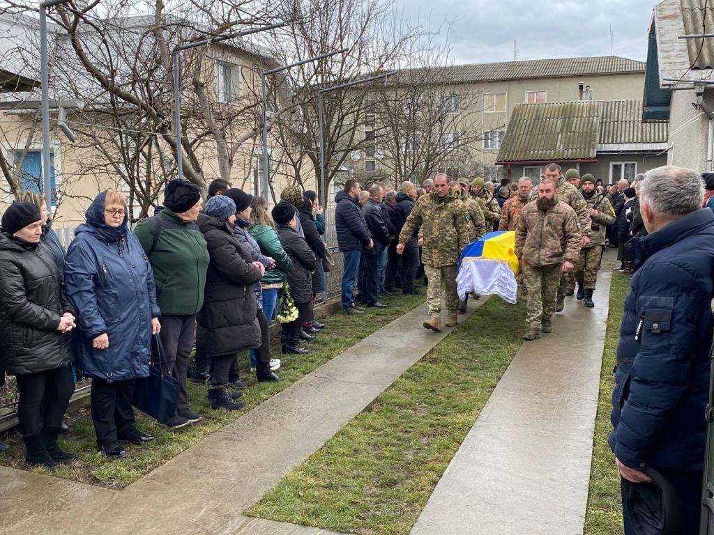 У Городенці провели в останню дорогу бійця Василя Рашковецького