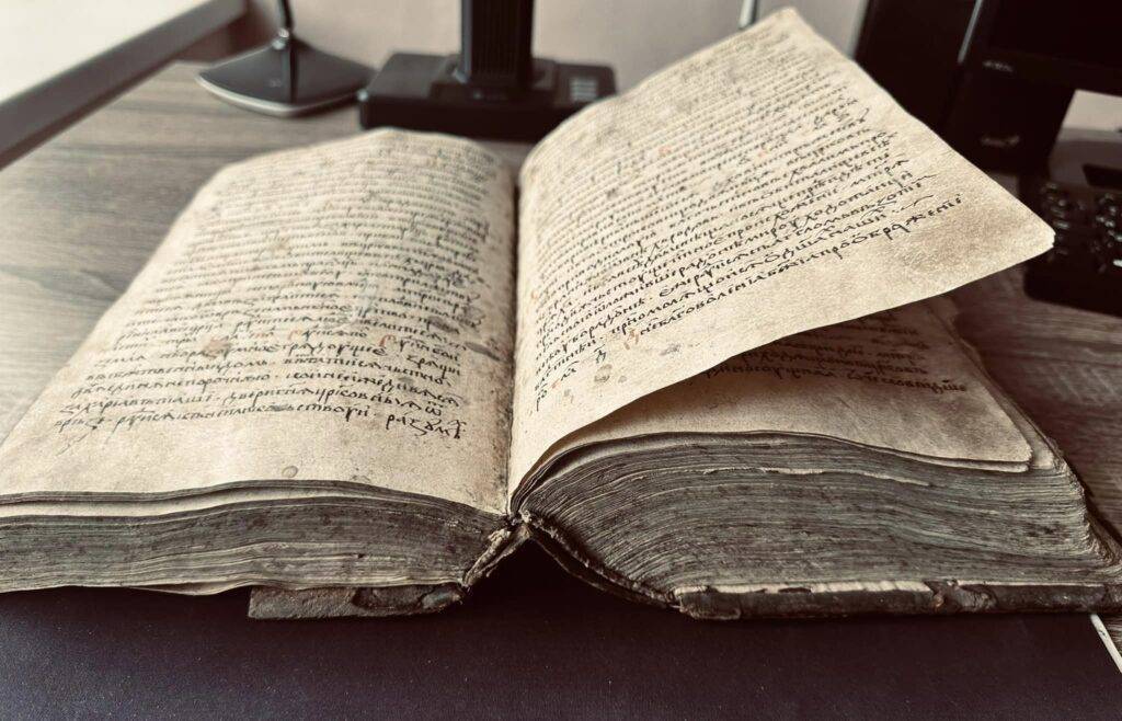 Прикарпатський архів показав стародрук 1431 року. ФОТО