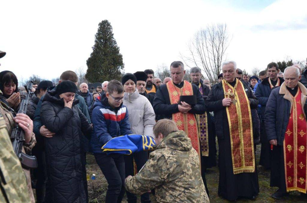 На Франківщині провели в останню путь мужнього воїна Романа Данюка