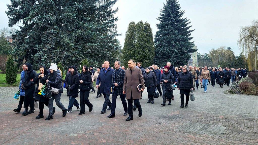 Бурштинська громада зі сльозами на очах попрощалася із Героєм Дмитром Крамаренком