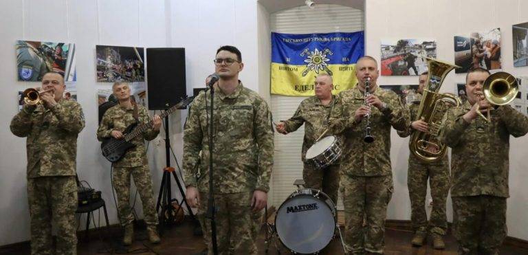 «Незламність в об’єктиві»: у Коломиї відкрили фотовиставку про боротьбу українців під час повномасштабної війни