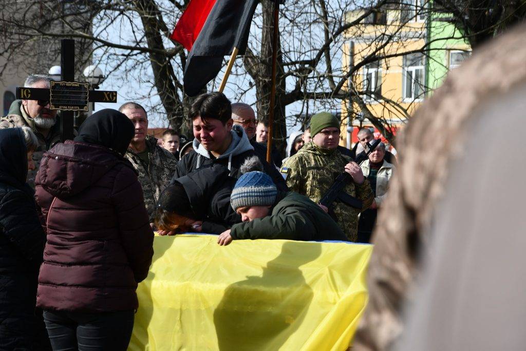 Рогатинська громада з почестями зустріла траурний кортеж з тілом воїна Івана Росоловського