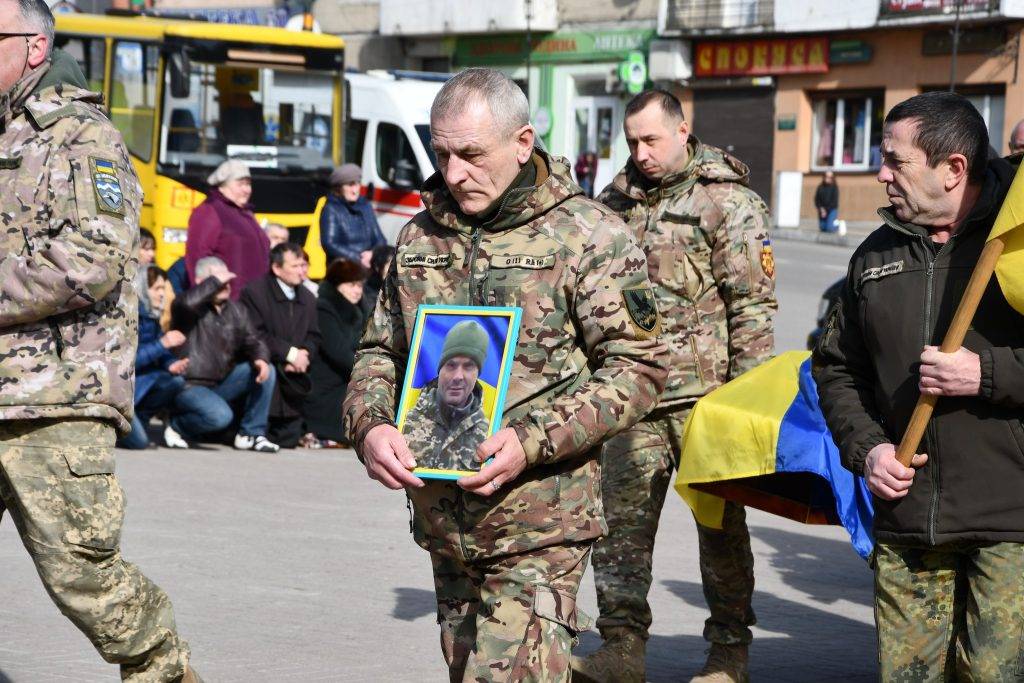 Рогатинська громада з почестями зустріла траурний кортеж з тілом воїна Івана Росоловського