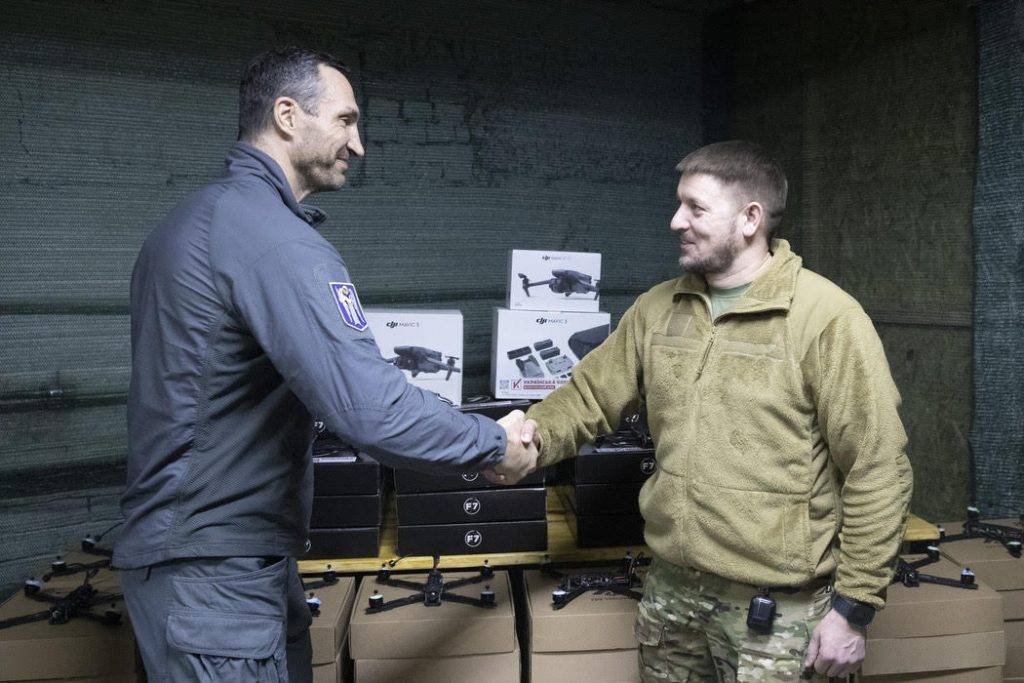 Броньовик, дрони, квадрокоптери – «Українська команда» та Володимир Кличко привезли на передову допомогу для трьох підрозділів