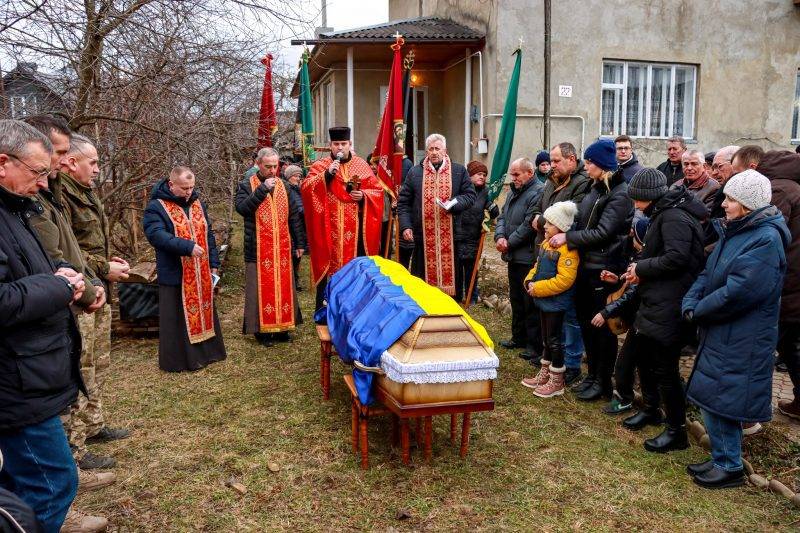 Прикарпатці на колінах зустріли полеглого воїна Юрія Мердуха ФОТО