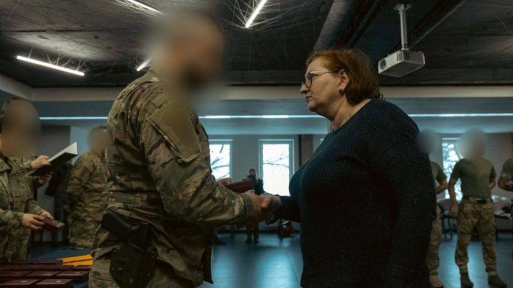 Матері полеглого бійця Василя Дорошенка вручили орден "За мужність" III ступеня