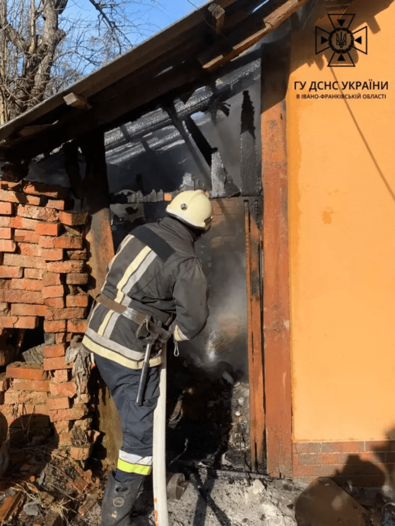 На Снятинщині горіла дровітня. ФОТО