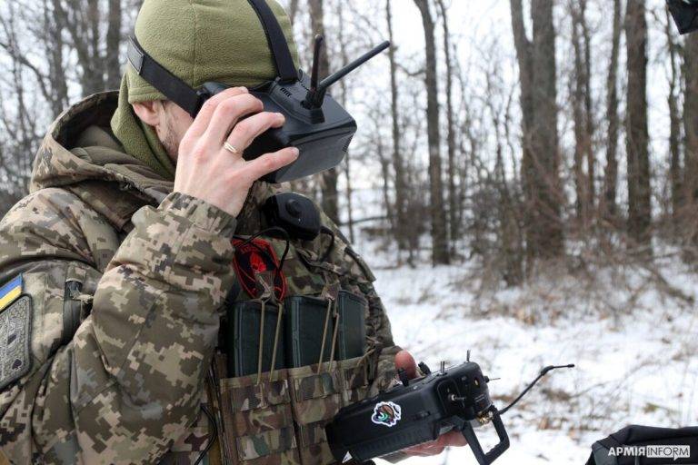 Прикарпатський ветеран навчає військових керувати дронами