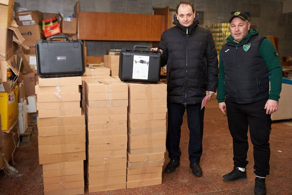 Військовослужбовцям з Івано-Франківська передали 140 FPV-дронів,військовим також передали автомобіль та мавіки