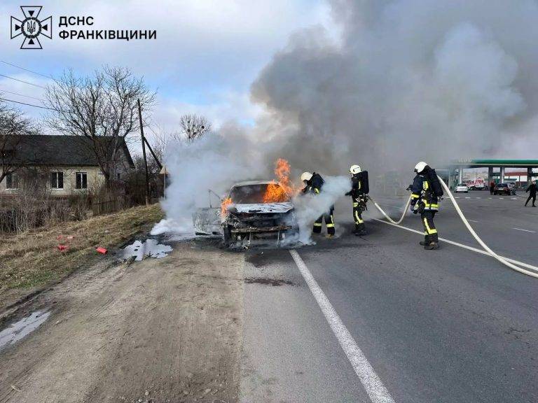 У Калуші біля автозаправки згорів автомобіль 