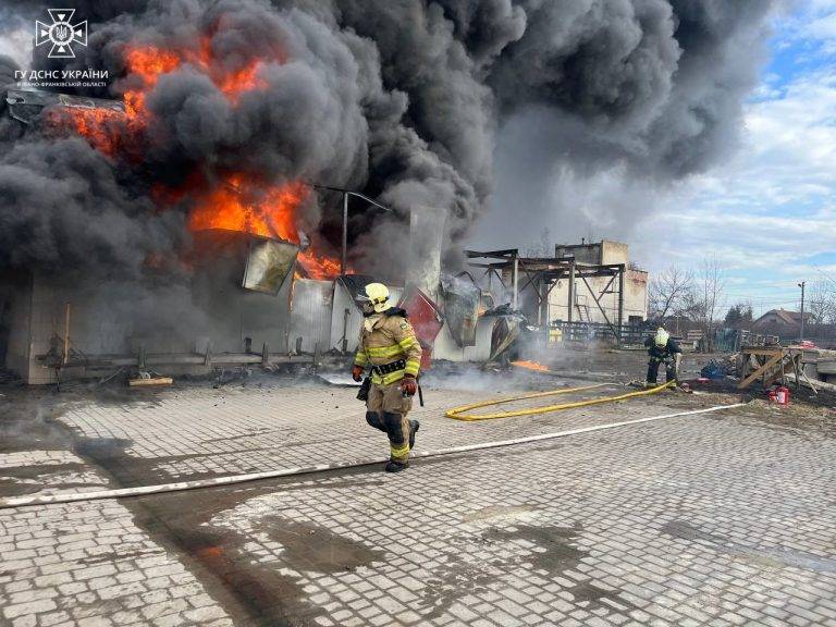 Понад 35 рятувальників гасять пожежу складу в Коломиї. ФОТО