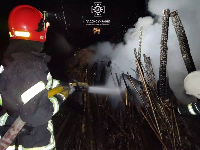 На Прикарпатті рятувальники ліквідували пожежу господарської будівлі