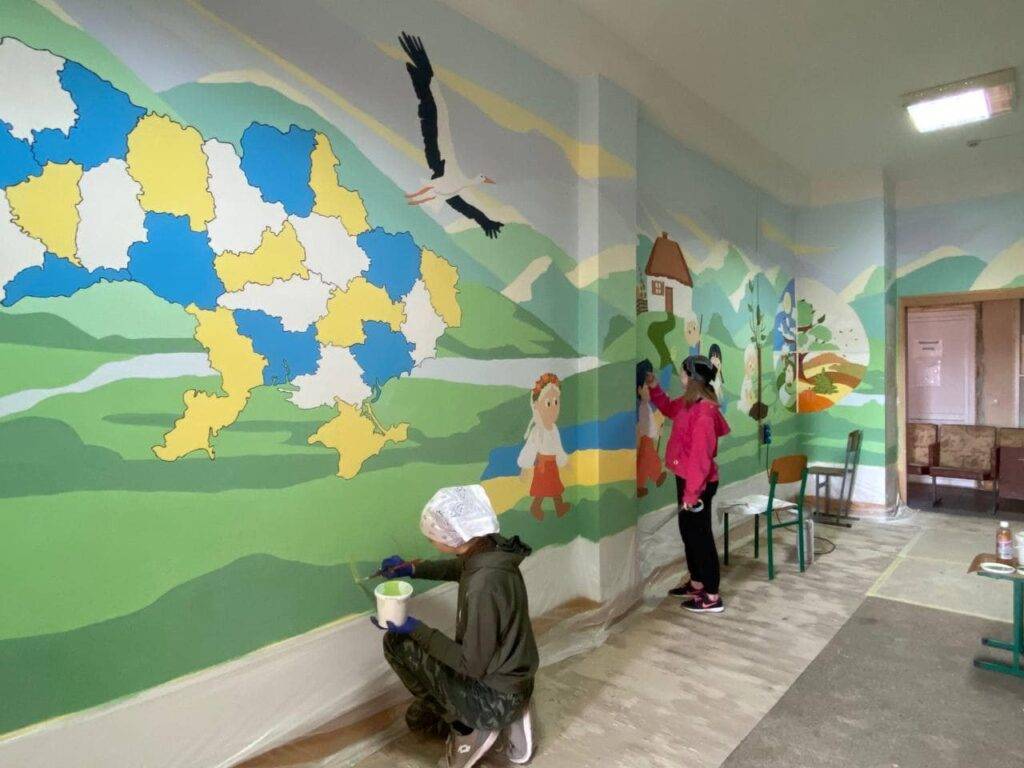 Прикарпатські студенти-художники розмалювали стіни центру дошкільної освіти. ФОТО